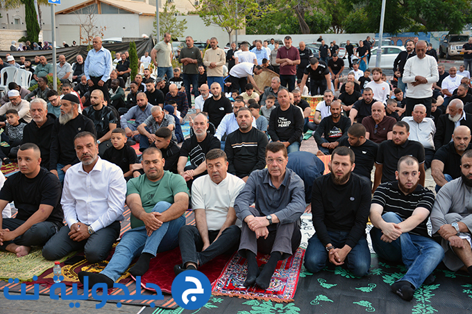 اهالي جلجولية يؤدون صلاة عيد الاضحى في ساحة مسجد الروضة في جلجولية 